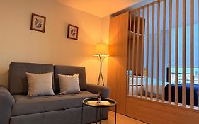 Moderno Loft Urbano con Balcón